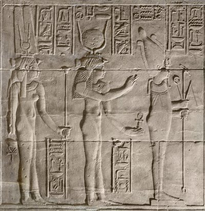 Rilievi nel santuario interno, tempio di Philae, Aswan, Egitto da Egyptian 30th Dynasty