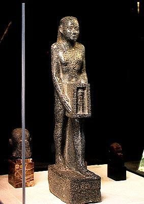 Il visir Psamerikseneb offre un santuario al toro Mnevis, Tardo Periodo, c.358-341 a.C. da Egyptian 30th Dynasty