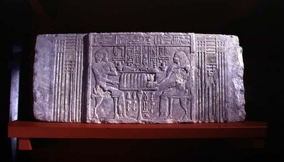 Cornice di una falsa porta da una mastaba-tomba che raffigura il proprietario della tomba Shery, un alto funzionario della IV dinastia e sua moglie Khentetka, Saqqara, Antico Regno da Egyptian 4th Dynasty