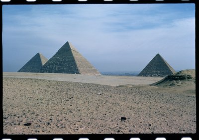 Vista delle piramidi di Khufu, Khafre e Menkaure, Antico Regno da Egyptian 4th Dynasty