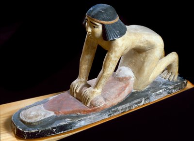 Antichità egizia: “egiziano che schiaccia cereali per fare il pane” Figurina. V dinastia. 2400 a.C. Firenze, Museo Archeologico da Egyptian 5th Dynasty