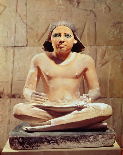 Scrivano seduto a gambe incrociate con un rotolo di papiro, da Saqqara, Antico Regno c.2475 a.C. da Egyptian 5th Dynasty