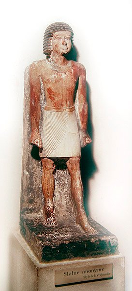 Statua di un uomo in piedi con uno shenti bianco da Egyptian 5th Dynasty