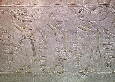 Donne che personificano i domini della morte e portano offerte, dalla Mastaba di Akhutotep, Antico Regno da Egyptian 5th Dynasty