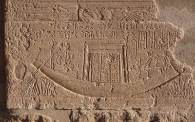 Simbolo della vita e del sole in barca, tempio di Philae da Egyptian Egyptian