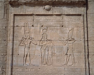 Antichità egizia: vista dei bassorilievi del tempio della dea Hathor a Denderah da Egyptian Egyptian