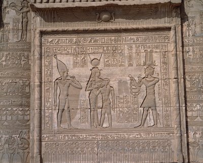 Antichità egiziana: vista dei bassorilievi del tempio della dea Hathor a Dendera da Egyptian Egyptian