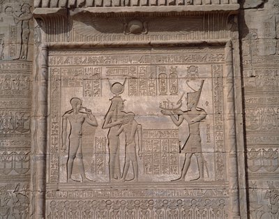 Antichità egiziana: veduta dei bassorilievi del tempio della dea Hathor a Denderah da Egyptian Egyptian