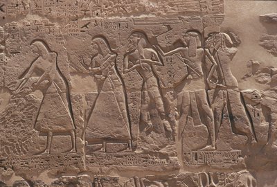Rilievo di scriba e prigioniero nel tempio fortificato di Ramses III a Medinet Habu da Egyptian Egyptian