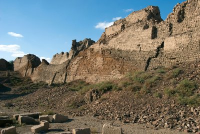 Antichità egizia: mura che proteggono il sito del tempio dedicato a Hathor, Denderah, Egitto da Egyptian Ptolemaic Period