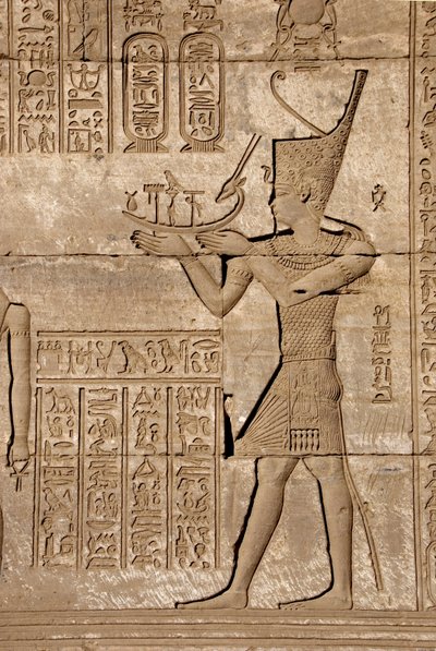 Antichità egizia: mammisi romano commemorativo della nascita di Ihy, figlio di Iside - Dettaglio di rilievi e geroglifici, Tempio di Hathor, Denderah, Egitto da Egyptian Ptolemaic Period