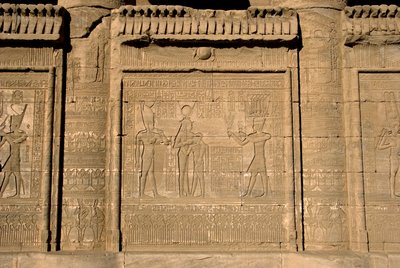 Antichità egizia: mammisi romano che commemora la nascita di Ihy, figlio di Iside. Tempio di Hathor, Denderah, Egitto da Egyptian Ptolemaic Period