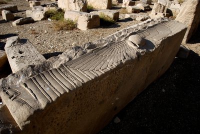 Antichità egizia: architrave del tempio dedicato a Hathor, Denderah, Egitto da Egyptian Ptolemaic Period