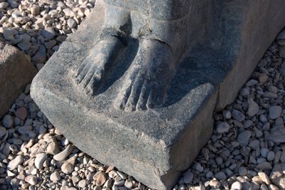 Antichità egizia: base della statua della dea Hathor, tempio di Hathor, Denderah, Egitto da Egyptian Ptolemaic Period