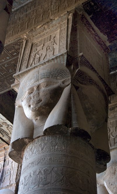 Antichità egizia: capitello di colonne decorato con la rappresentazione della dea Hathor. Tempio di Hathor, Denderah, Egitto da Egyptian Ptolemaic Period