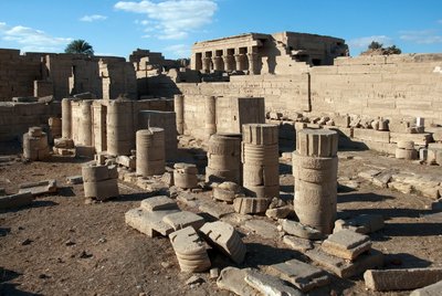 Antichità egizia: colonne del tempio dedicato a Hathor, Denderah, Egitto da Egyptian Ptolemaic Period