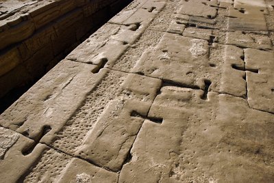 Antichità egizia: dettaglio del tetto, Tempio di Hathor, Denderah, Egitto da Egyptian Ptolemaic Period