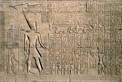 Antichità egizia: rilievo esterno con geroglifici. Tempio di Hathor, Denderah, Egitto da Egyptian Ptolemaic Period