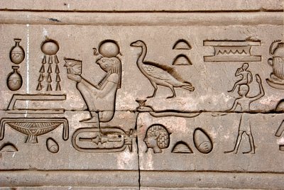 Antichità egizia: geroglifici sulla parete orientale del Tempio di Hathor, Denderah, Egitto da Egyptian Ptolemaic Period