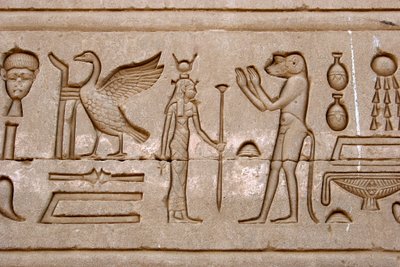 Antichità egizia: geroglifici sulla parete orientale del Tempio di Hathor, Denderah, Egitto - Civiltà egizia: geroglifici scolpiti sulla parete del Tempio di Hathor (o Tempio di Tentyra) a Denderah, costruito sotto il regno di Pepi I (ca. 2250 a.C.) da Egyptian Ptolemaic Period