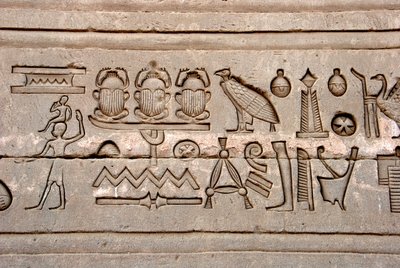 Antichità egizia: geroglifici sulla parete orientale del Tempio di Hathor, Denderah, Egitto da Egyptian Ptolemaic Period