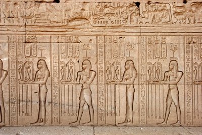 Antichità egizia: offerte e tributi presentati alla dea, Tempio di Hathor, Denderah, Egitto da Egyptian Ptolemaic Period