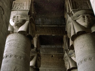 Antichità egizia: vista parziale della sala ipostila con colonne decorate con la rappresentazione della dea Hathor. Tempio di Hathor, Denderah, Egitto da Egyptian Ptolemaic Period