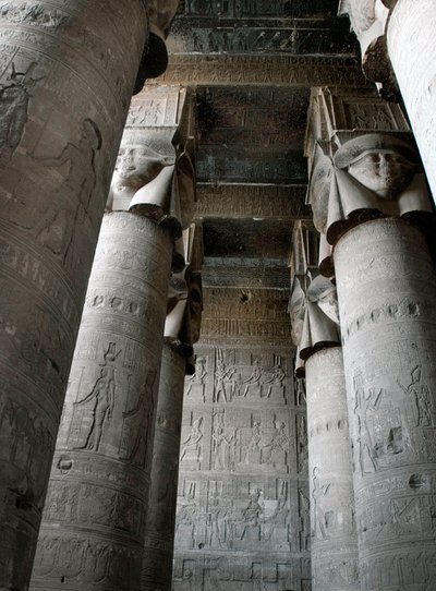 Antichità egizia: vista parziale della sala ipostila con colonne decorate con la rappresentazione della dea Hathor. Tempio di Hathor, Denderah, Egitto da Egyptian Ptolemaic Period