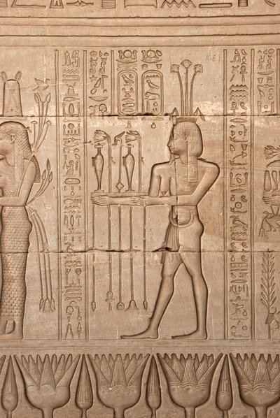 Antichità egizia: rappresentazione di un uomo che porta offerte in omaggio alla dea, Tempio di Hathor, Denderah, Egitto da Egyptian Ptolemaic Period