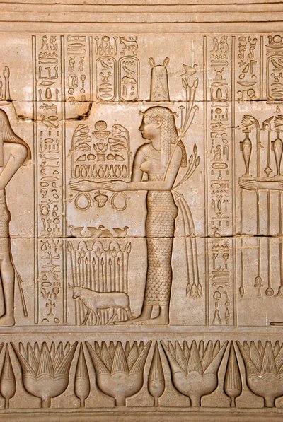 Antichità egizia: rappresentazione di una donna che porta offerte alla dea Hathor, Tempio di Hathor, Denderah, Egitto da Egyptian Ptolemaic Period