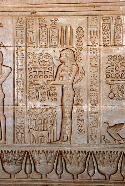 Antichità egizia: rappresentazione di una giovane donna che porta offerte in omaggio alla dea, Tempio di Hathor, Denderah, Egitto da Egyptian Ptolemaic Period