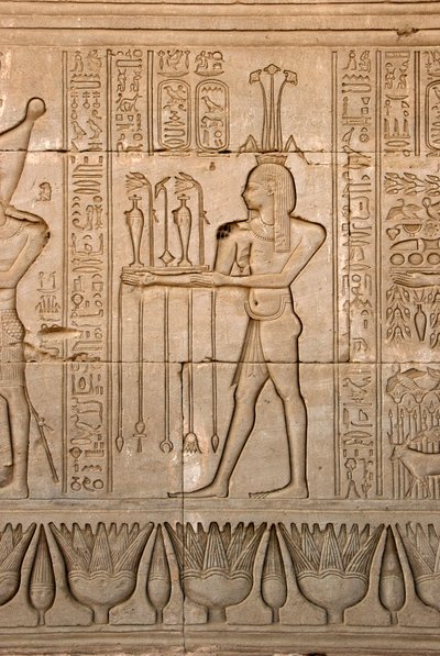 Antichità egizia: rappresentazione del dio del Nilo, Hapy, e geroglifici, Tempio di Hathor, Denderah, Egitto da Egyptian Ptolemaic Period