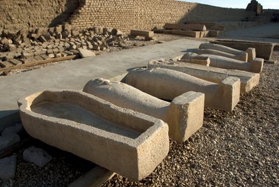 Antichità egizia: sarcofago posto in uno dei cortili del Tempio di Hathor, Dendera, Egitto da Egyptian Ptolemaic Period