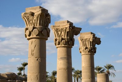 Antichità egiziana: vista delle colonne del chiosco davanti all