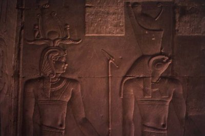 Rilievo raffigurante Tolomeo XII e Horus da Egyptian Ptolemaic Period