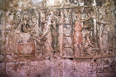 Rilievo che raffigura artigiani che offrono il loro lavoro nella Tomba di Petosiris, c.300 a.C. da Egyptian Ptolemaic Period