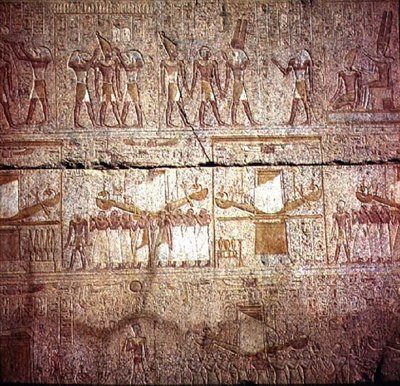 Rilievo che raffigura barche sacre portate in processione da sacerdoti, dal Santuario di Filippo Arrideo (323-317 a.C.) Dinastia Macedone da Egyptian Ptolemaic Period
