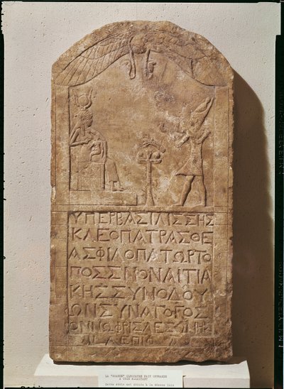 Stele dedicata a Iside che raffigura Cleopatra VII (69-30 a.C.) che fa un