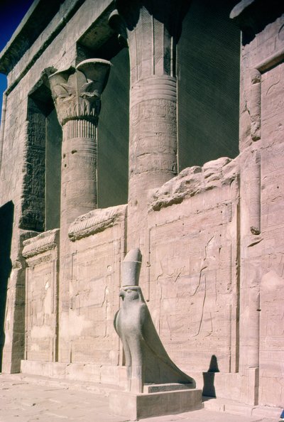 Vista della facciata in arenaria del Tempio di Horus da Egyptian Ptolemaic Period