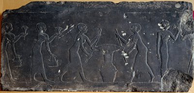 Antichità egizia: piastra di calcare decorata con bassorilievo che rappresenta la spremitura dei fiori di loto, VIII-VII secolo a.C. (rilievo) da Egyptian School