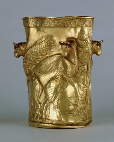 Bicchiere decorato con tori alati che fiancheggiano un albero, da Marlik, Iran, c.XII-XI secolo a.C. da Elamite