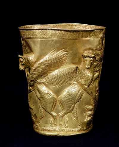 Bicchiere decorato con tori alati che fiancheggiano un albero, da Marlik, Iran, c.12°-11° secolo a.C. (oro) da Elamite