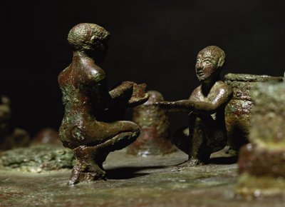 Figure accovacciate da un piccolo gruppo di statue che raffigurano Sit Shimsi, il rito al sole nascente, periodo elamita, da Susa, sud-ovest dell