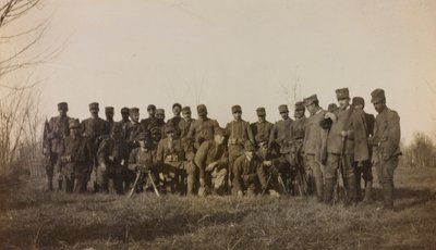 Album della Prima Guerra Mondiale in Friuli-Venezia Giulia: ritratto di gruppo dei soldati della Fanteria 112.mo con due mitragliatrici vicino al fiume Torre da Elena Bianconcini