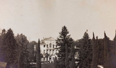 Album della Prima Guerra Mondiale in Friuli-Venezia Giulia: vista di Villa Brazzà, sede del 17° Ospedale di guerra a Soleschiano Manzano, foto scattata dal campanile della chiesa, 01-04/1916 da Elena Bianconcini