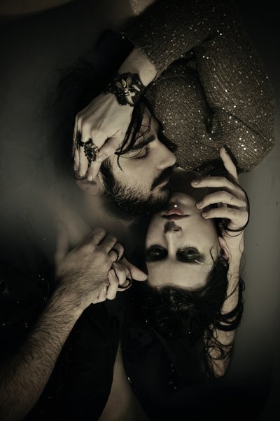 Eira e Lukas in acqua, scuro, 2016 da Elinleticia Högabo
