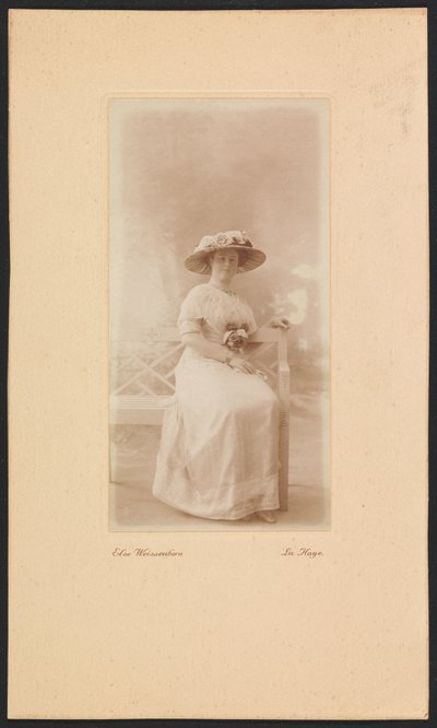 Ritratto della signora M.C. Lucassen-Van Idsinga con cappello e abito seduta su una panchina da Else Weissenborn