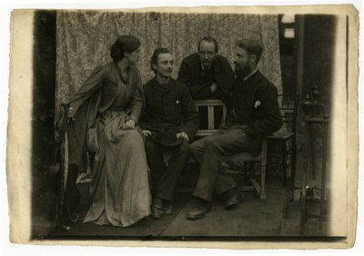 May Morris, H. H. Sparling, Emery Walker e George Bernard Shaw da Emery and Boutall Walter Walker