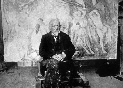 Paul Cézanne (1839-1906) pittore francese nel 1904 davanti a una delle sue tele che mostra nuotatori (foto b/n) da Emile Bernard