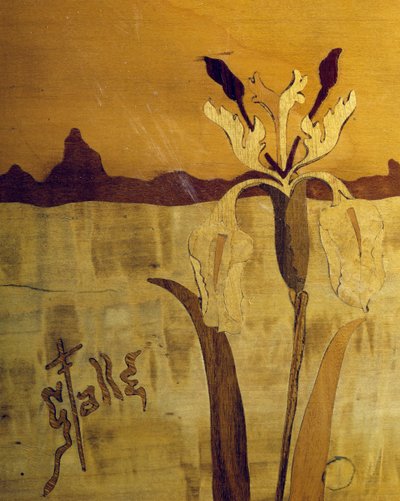 Tavolo in stile Art Nouveau, di Emile Gallé (1846-1904), noce con finitura in impiallacciatura e vari legni (dettaglio), Francia, XX secolo da Emile Galle